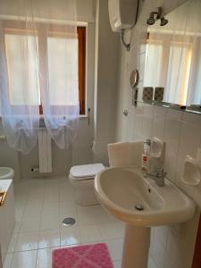 Baño blanco con lavabo y aseo en CASA VACANZE RE DEL MARE en Taranto