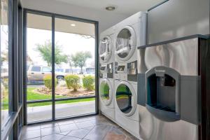 uma máquina de lavar e secar roupa num quarto com uma janela em Motel 6-Plano, TX - Plano Northeast em Plano