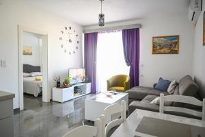 een woonkamer met een bank en een tafel bij Đuričić Apartmani in Budva