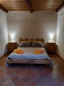 1 dormitorio con 1 cama con 2 lámparas en ambos lados en azienda agrituristica la torretta, en Tocco da Casauria