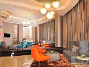 Ein Sitzbereich in der Unterkunft Novotel Panama City