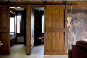 una habitación con una puerta abierta con un caballo en la pared en De Deel - Vakantiehuisje Veluwe en Ede