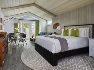 um quarto de hotel com uma cama grande e uma mesa em Fairmont Miramar Hotel & Bungalows em Los Angeles