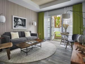 un soggiorno con divano e tavolo di Fairmont Miramar Hotel & Bungalows a Los Angeles