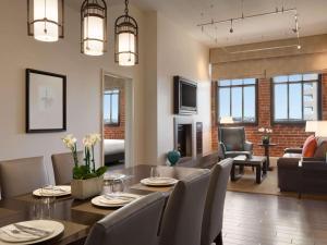 - une salle à manger et un salon avec une table et des chaises dans l'établissement The Fairmont Heritage Place Ghirardelli Square, à San Francisco