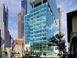 um edifício de vidro alto no meio de uma cidade em Fairmont Pittsburgh em Pittsburgh