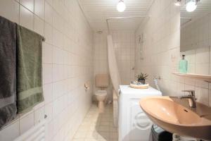 Modern & Spacious Apartment in Lüdenscheid tesisinde bir banyo