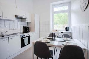 Modern & Spacious Apartment in Lüdenscheid tesisinde mutfak veya mini mutfak