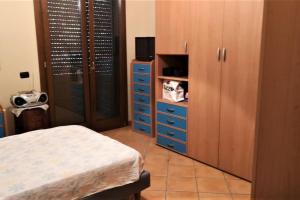 een slaapkamer met een bed en een dressoir met een tv bij Villa Daniela in Sarno