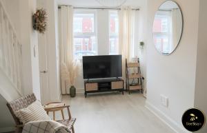 ウォリントンにあるBee Stays - Pickmere Houseのリビングルーム(薄型テレビ付)