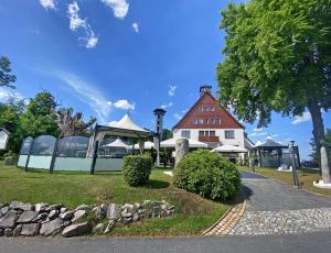 un edificio con cenador frente a un edificio en Hotel und Restaurant Bühlhaus, en Eibenstock