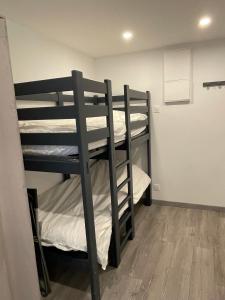 grupa łóżek piętrowych w pokoju w obiekcie Studio 2 Alpes 1800, pied des pistes w mieście Les Deux Alpes