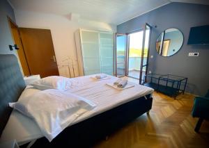Postel nebo postele na pokoji v ubytování Apartements and rooms next to the Sea - Belveder Rab Sea and Sunset wiew