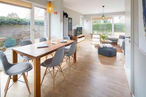 een eetkamer en een woonkamer met een tafel en stoelen bij Mühlenloft in Norderney