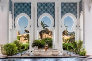 una fontana nel cortile di una moschea di Oaks Ibn Battuta Gate Dubai a Dubai