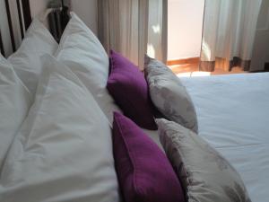 Uma cama ou camas num quarto em Hotel Solar de Monfalim