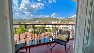 balcón con 2 sillas y vistas a la ciudad en Au 5eme ciel, en Draguignan