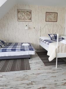 1 Schlafzimmer mit 2 Betten in Blau und Weiß in der Unterkunft Seaside in Danzig