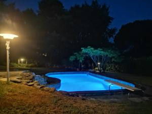 uma piscina à noite com luz em Villa Alice em Lesa
