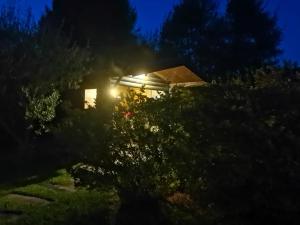 une maison avec une lumière sur son côté la nuit dans l'établissement Villa Alice, à Lesa