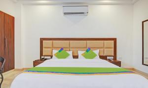 Katil atau katil-katil dalam bilik di Treebo Aviraj Inn