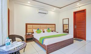 Katil atau katil-katil dalam bilik di Treebo Aviraj Inn