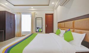 Katil atau katil-katil dalam bilik di Treebo Aviraj Inn