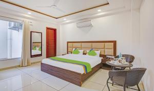 Katil atau katil-katil dalam bilik di Treebo Aviraj Inn