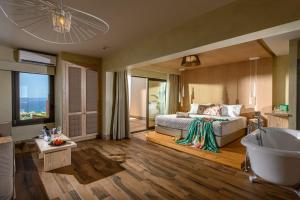 sypialnia z łóżkiem, wanną i umywalką w obiekcie Esperides Resort Crete, The Authentic Experience w mieście Hersonissos