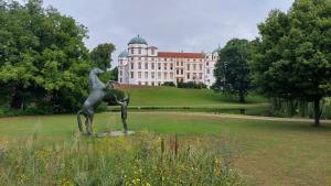 a statue of a woman in front of a building at Ferienwohnung Am Freitagsbach in Celle