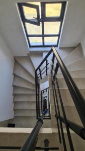 - un escalier en colimaçon avec une lucarne dans un bâtiment dans l'établissement NEA Apartments, à Ahtopol