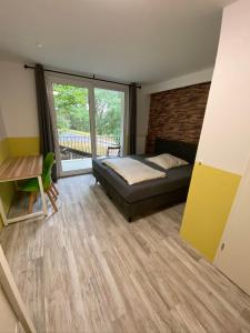 ein Schlafzimmer mit einem Bett und einem großen Fenster in der Unterkunft Silvio-Gesell-Tagungsstätte in Wuppertal