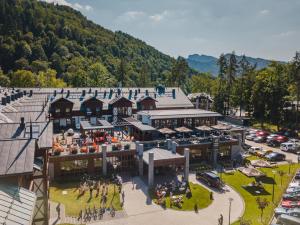 einen Blick über ein Gebäude mit einem Parkplatz in der Unterkunft Szczawnica Park Resort & Spa in Szczawnica
