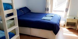 ブラックプールにあるThe Osprey Hotelのベッドルーム1室(青いシーツとはしご付きのベッド1台付)