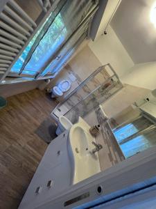 an overhead view of a bathroom with a bath tub at Casa Riri in San Benedetto del Tronto