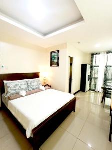 um quarto com uma cama grande num quarto em B&J Guesthouse and Tours em Tagbilaran City