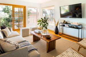 - un salon avec un canapé et une table basse dans l'établissement Las Olas by AvantStay Panoramic Ocean Views in the heart of Point Loma, à San Diego