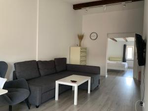 sala de estar con sofá y mesa en Apartament w Gdyni u podnoża Kamiennej Góry, en Gdynia