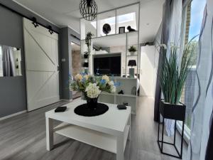 a room with a white table with flowers on it at B&B Mooi Betuwe in Tiel