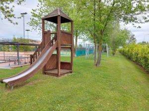 um parque infantil com escorrega num parque em Resort il cigno em Peschiera del Garda