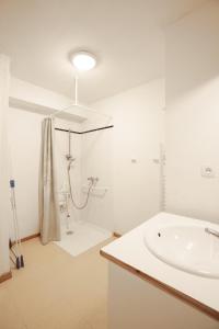 a white bathroom with a sink and a shower at Les Balcons PROCHE PARC NATIONAL VANOISE appartements 2 pieces 5 pers in Termignon