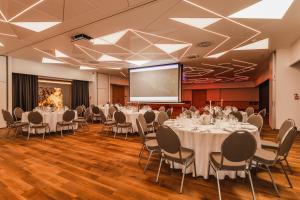 Szczawnica Park Resort & Spa餐厅或其他用餐的地方