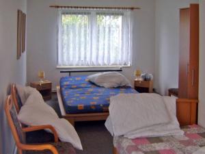 1 Schlafzimmer mit 2 Betten und einem Fenster in der Unterkunft Ferienhaus Mirada in Blankenhagen