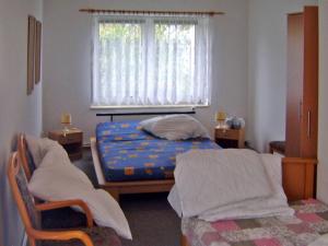 a bedroom with two beds and a window at Ferienhaus Mirada in Blankenhagen