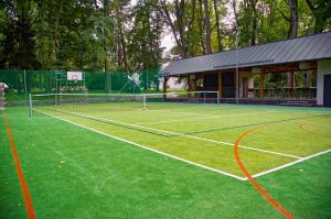 Tennis ja/või seinatennis majutusasutuses Separé v zahradě või selle läheduses