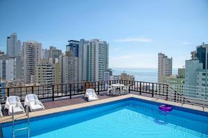 una piscina en la azotea de un edificio en Atobá Praia Hotel, en Balneário Camboriú