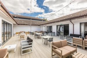 an outdoor patio with tables and chairs and tablesktop at Holiday Inn Guildford by IHG in Guildford