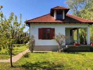 ein kleines weißes Haus mit rotem Dach in der Unterkunft Vikendica Drina Hill Loznica in Loznica