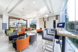 Holiday Inn Express Jakarta Matraman, an IHG Hotel tesisinde bir restoran veya yemek mekanı