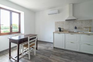 Kuchyň nebo kuchyňský kout v ubytování LA CORTE SUL LAGO